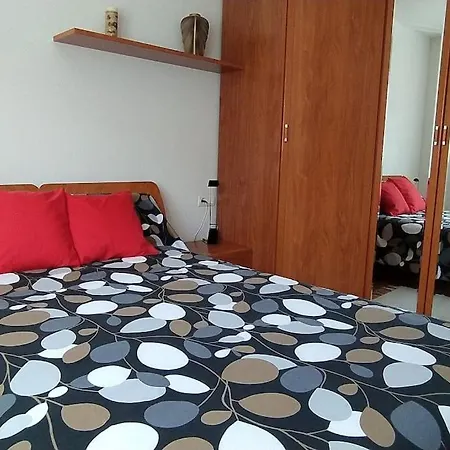 Apartamento De 2 Hab. Con Todo Lo Necesario. דירה *